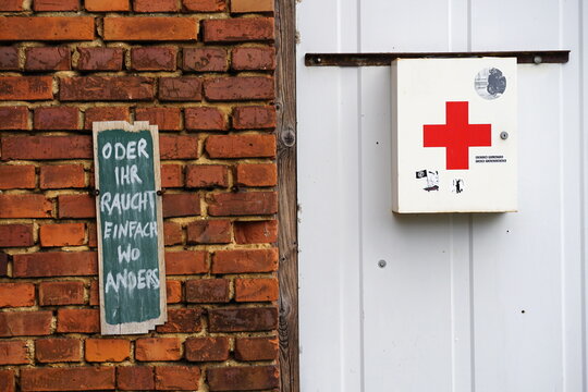 Verbandskasten des Deutschen Roten Kreuz DRK an der Fassade aus Backstein einer alten Werkstatt am 10.06.2026 auf dem Gel&auml;nde des Rinn & Cloos Carr&eacute; in Heuchelheim bei Gie&szlig;en in Hessen