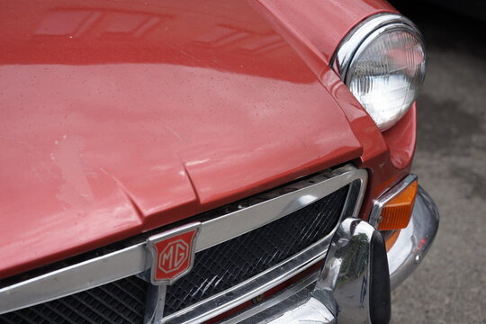 MGB GT Coup&eacute; in Rot aus dem England der Sechzigerjahre und Siebzigerjahre mit Chrom und Glanz am 11.06.2026 in Heuchelheim bei Gie&szlig;en in Hessen
