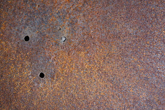 Rostige Stahlplatte mit L&ouml;chern und sch&ouml;ner Haptik und Patina in Rostrot auf dem Gel&auml;nde des Rinn & Cloos Carr&eacute; in Heuchelheim bei Gie&szlig;en in Hessen