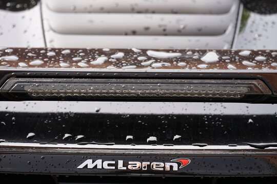McLaren MP4-12C Achtzylinder Biturbo Mittelmotor Supersportwagen in Schneewei&szlig; am 11.06.2026 auf dem Hof der Klassikstadt im Stadtteil Fechenheim in Frankfurt am Main in Hessen