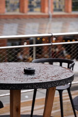 Holztische und Barhocker auf einer Terrasse mit alten Schiffsdielen aus Holz im Sommer bei Sonnenschein in der Klassikstadt im Stadtteil Fechenheim in Frankfurt am Main in Hessen © Martin Debus