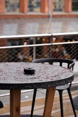 Holztische und Barhocker auf einer Terrasse mit alten Schiffsdielen aus Holz im Sommer bei Sonnenschein in der Klassikstadt im Stadtteil Fechenheim in Frankfurt am Main in Hessen © Martin Debus