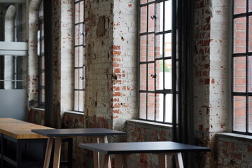 Schöne alte Fabrikfenster mit Rundbogen in altem Mauerwerk mit Stehtischen in einer alten Fabrikhalle der Klassikstadt im Stadtteil Fechenheim in Frankfurt am Main in Hessen © Martin Debus
