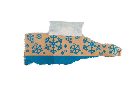 Cinta adhesiva decorativa con copos de nieve azules rasgada y fijada con cinta blanca sobre fondo negro
