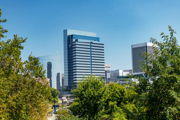 Fototapeta premium Urban Street Scene Downtown Richmond Virginia With Trees And Modern Buildings