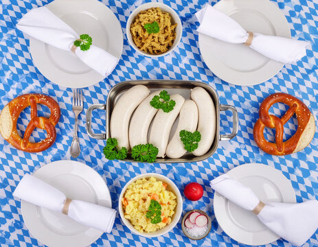 Tisch bayerisch mit Wei&szlig;wurst und Brezeln