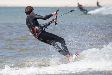Kite-Surfer in voller Fahrt übers Meer © Bittner KAUFBILD.de