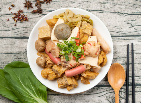 Delicious Bowl of Spicy Mala Tang with Various Ingredients and Toppings