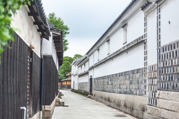 なまこ壁の蔵と黒板塀の建物に挟まれた美観地区の情緒ある小路/An Atmospheric Narrow Lane In-Between a Storehouse with Namako Walls and a Building with Black Board Fences in the Bikan Historical Quarter © Taketo Miyajima