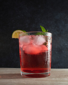 coctel rojo de frutos rojos angulo contrapicado