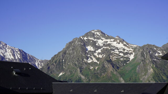 pico rocoso de la monta&ntilde;a con manchas de nieve