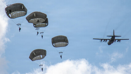 paraglider in the sky © Mubin