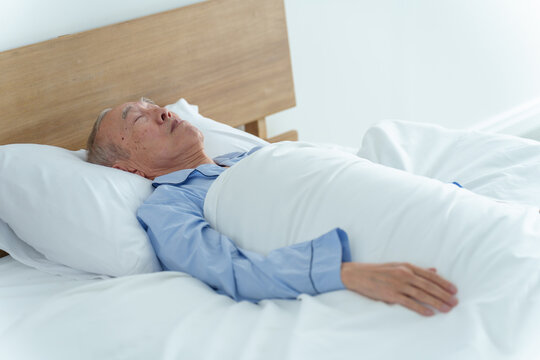 ベッドで眠る高齢者の男性