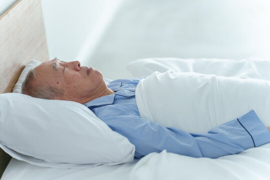 ベッドで眠る高齢者の男性