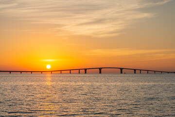 伊良部大橋と夕日　沖縄　宮古島市 © TADANOBU SEIKE
