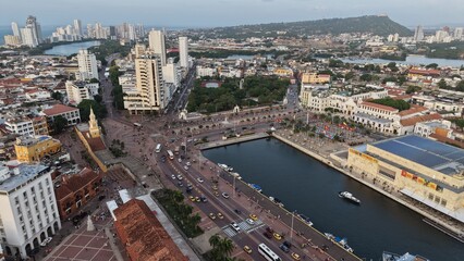 Naklejka premium Atardecer en Centro Histórico de Cartagena, Videos D-Log M y Fotos | Sunset over Historic Walled City, Aerial Architecture Architecture, 4K Flat Profile, Colombia.