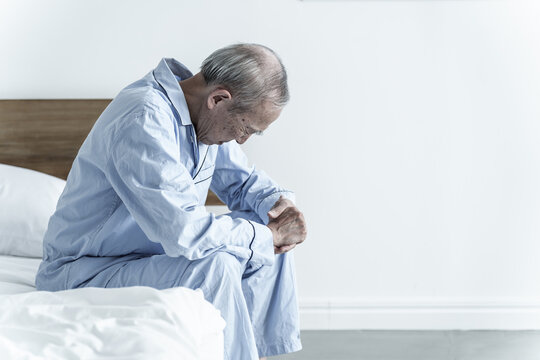 体調不良の高齢者の男性