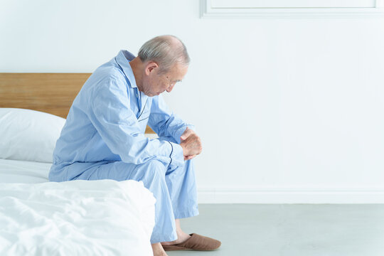 体調不良の高齢者の男性