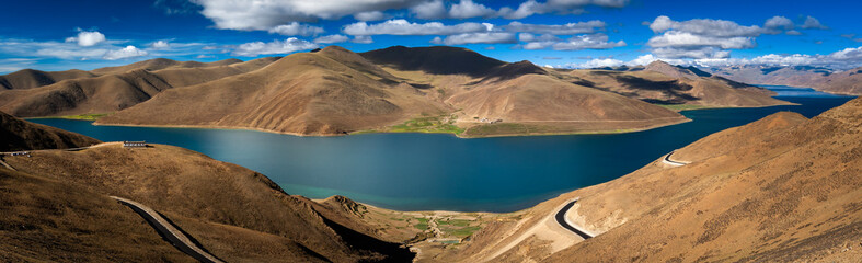 Fototapeta premium Sacred Yamdrok Lake on Tibetan Plateau, China