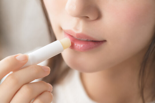 リップクリームで唇を保湿する女性　乾燥対策とリップケア