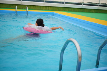 浮き輪でプールを楽しむ子どもの夏休みレジャー風景写真素材 © リリ