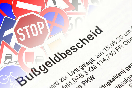Ein Bu&szlig;geldbescheid und verschiedenen Verkehrsschilder

