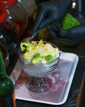 The process of making Indonesian dessert known as Es Oyen