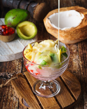 Indonesian dessert known as Es Oyen