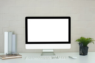 Fototapeta premium Desktop computer with a blank white screen on a clean office desk, for website mockup, software display, or digital marketing content.