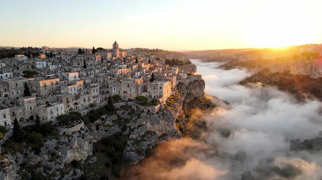 Ancient stone city rocky cliffs, surrounded by mist and illuminated by sunrise, offers stunning landscape and serene atmosphere this historical site