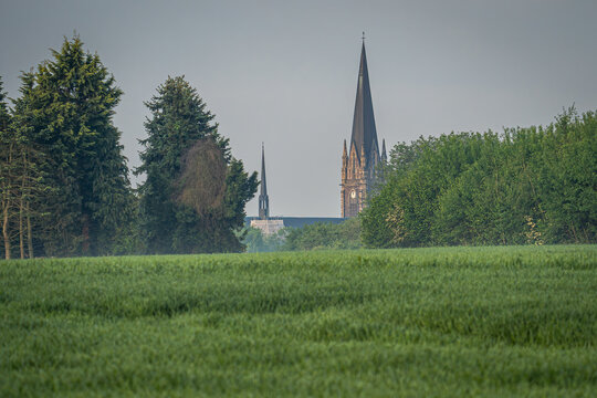 &Uuml;ber den gr&uuml;nen Feldern lag die Ruhe eines fr&uuml;hen Sommermorgens, und aus dem Meer der B&auml;ume ragte ein Kirchturm empor wie ein Zeigefinger zum Himmel.