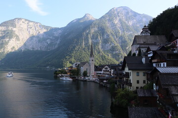 Obraz premium 호수 위 유람선과 함께 보이는 할슈타트 마을 전경(Panoramic Hallstatt Village View with Boat on the Lake)
