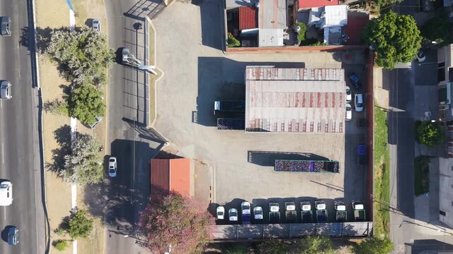 Vista a&eacute;rea de una planta industrial junto a una autopista en medio de un barrio residencial, industria, log&iacute;stica, infraestructura, transporte, desarrollo urbano y actividad econ&oacute;mica