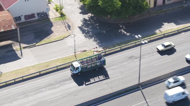 Cami&oacute;n cargado de garrafas de gas circulando por una autopista durante el d&iacute;a, transporte interurbano, distribuci&oacute;n de energ&iacute;a, log&iacute;stica en carretera y cadena de suministro