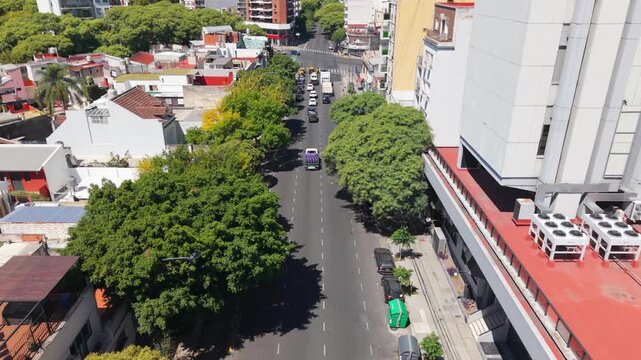ami&oacute;n cargado de garrafas de gas circulando por calles urbanas durante el d&iacute;a, reparto domiciliario, distribuci&oacute;n de energ&iacute;a, log&iacute;stica comercial, transporte y abastecimiento de combustibl