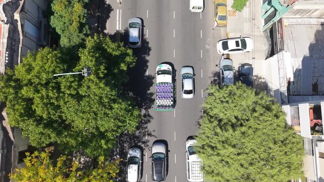 ami&oacute;n cargado de garrafas de gas circulando por calles urbanas durante el d&iacute;a, reparto domiciliario, distribuci&oacute;n de energ&iacute;a, log&iacute;stica comercial, transporte y abastecimiento de combustibl
