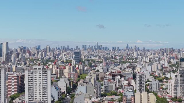 Vista panor&aacute;mica de una gran ciudad con numerosos edificios en un d&iacute;a soleado, arquitectura urbana, desarrollo inmobiliario, actividad econ&oacute;mica, turismo y vida metropolitana en Buenos Aires