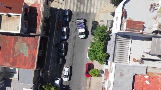 ami&oacute;n cargado de garrafas de gas circulando por calles urbanas durante el d&iacute;a, reparto domiciliario, distribuci&oacute;n de energ&iacute;a, log&iacute;stica comercial, transporte y abastecimiento de combustibl