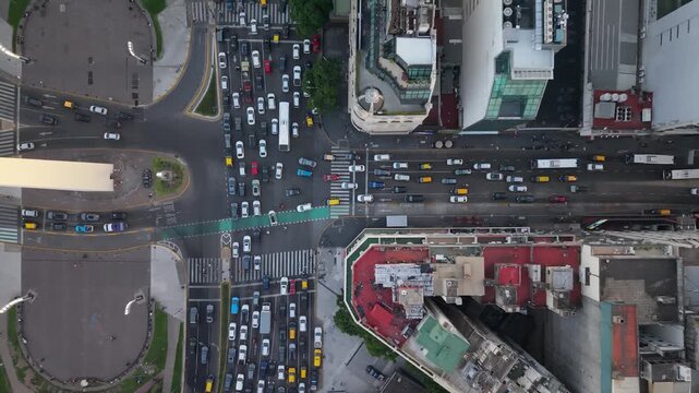 Vista cenital de la Avenida Corrientes con tr&aacute;fico y el Obelisco de Buenos Aires de d&iacute;a, movilidad urbana, turismo, arquitectura, tr&aacute;nsito y vida metropolitana