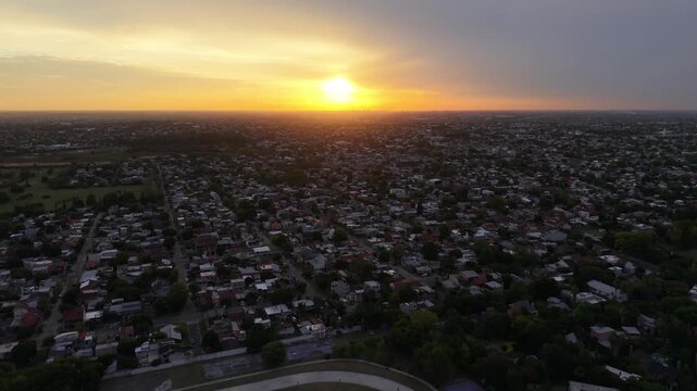 Vista a&eacute;rea de Quilmes al atardecer, paisaje urbano del conurbano bonaerense con casas bajas, barrios residenciales, arquitectura, ciudad y vida suburbana