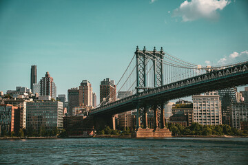 Naklejka premium brooklyn bridge and manhattan skyline