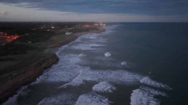 Vista a&eacute;rea de la playa de Chapadmalal al atardecer. Costa atl&aacute;ntica de Buenos Aires, Argentina. Paisaje marino, vacaciones, turismo, relajaci&oacute;n, naturaleza, hora dorada, fin del d&iacute;a.