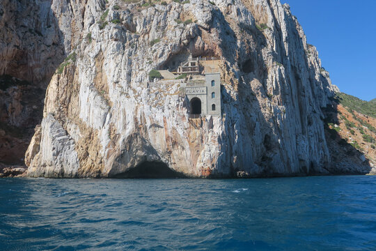 ingresso di una miniera a picco sul mare