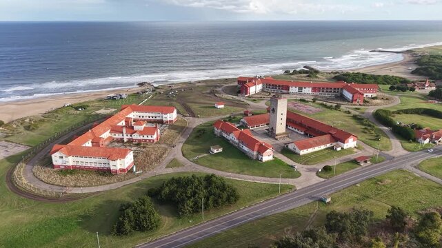 Unidad Tur&iacute;stica Chapadmalal, complejo hotelero hist&oacute;rico en Chapadmalal, vista a&eacute;rea de dron en d&iacute;a soleado