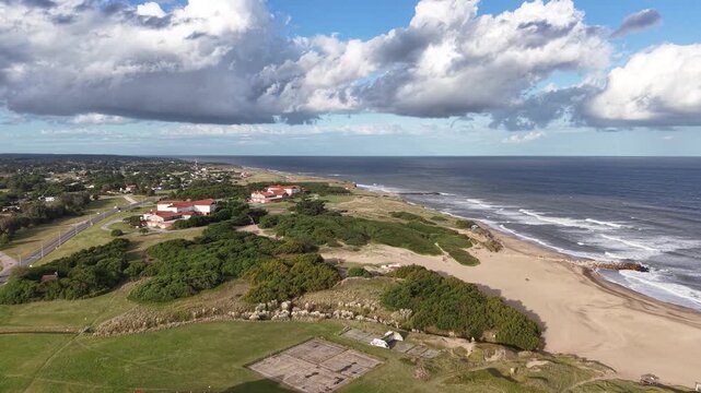 Unidad Tur&iacute;stica Chapadmalal, complejo hotelero hist&oacute;rico en Chapadmalal, vista a&eacute;rea de dron en d&iacute;a soleado