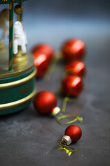 Obraz premium Red Christmas Ornaments and Decorative Carousel: Festive Holiday Decor Close-Up