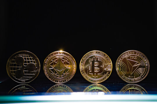  Imagen editorial de la alineaci&oacute;n de m&uacute;ltiples monedas de criptomonedas para comparaci&oacute;n del mercado de criptomonedas, noticias sobre altcoins e informes de diversificaci&oacute;n de la cartera de blockchai