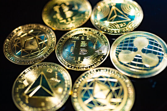 Gran grupo de monedas de oro f&iacute;sicas de criptomonedas mixtas, incluidas Bitcoin, Ripple y Tron, vista a&eacute;rea dispersa, editorial.