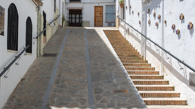 Una calle peatonal empinada y con escaleras en el pueblo blanco de Zahara de la Sierra, Espa&ntilde;a