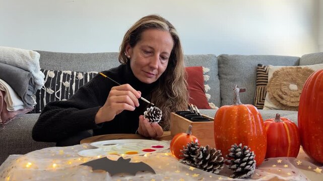 Travelling lateral de mujer pintando pi&ntilde;a decorativa Halloween